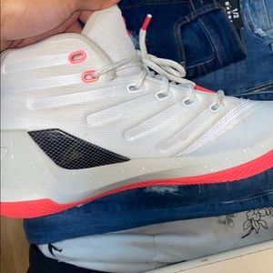 Basketball shoes